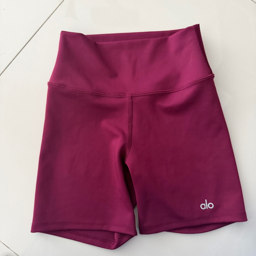 ALO Yoga Women's wild berry airlift Bike Shorts